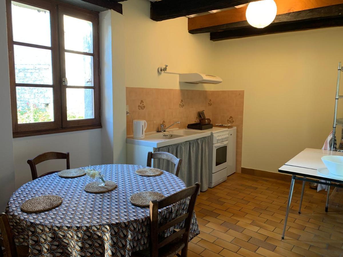 Spacious Apartment In A Charming, Tranquil Village Saint-Vincent-Rive-dʼOlt 외부 사진