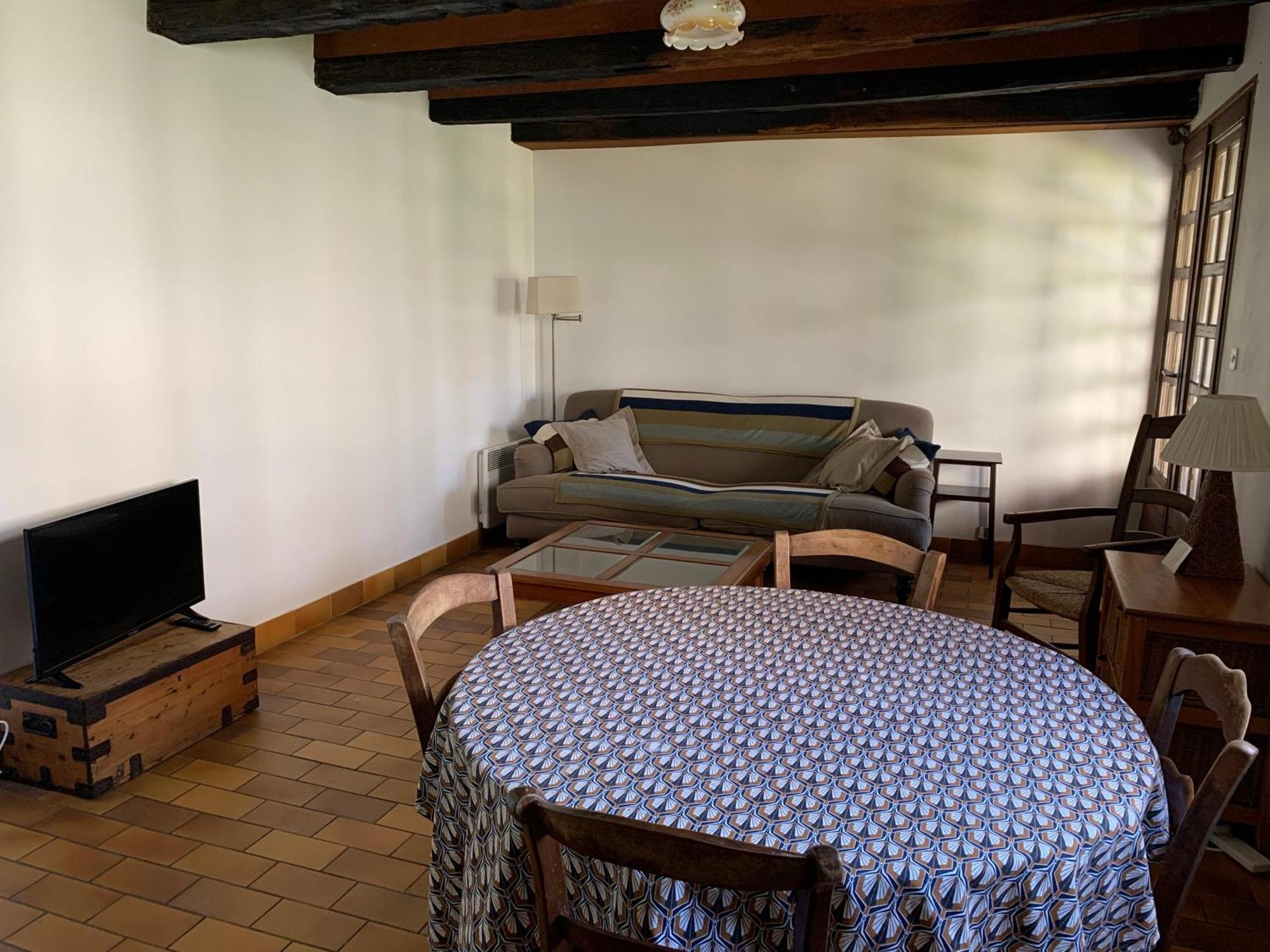 Spacious Apartment In A Charming, Tranquil Village Saint-Vincent-Rive-dʼOlt 외부 사진